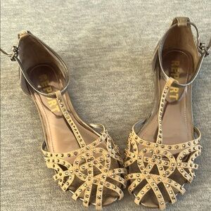 Report‎ Felecia Flat Strappy Sandals Women 8 Beige Gold Sparkle Intricate Design
